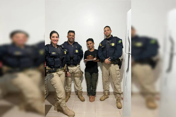 Policias da PRF junto de aniversariante