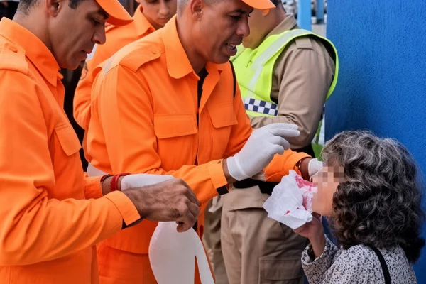 bombeiros atendem idosa machucada