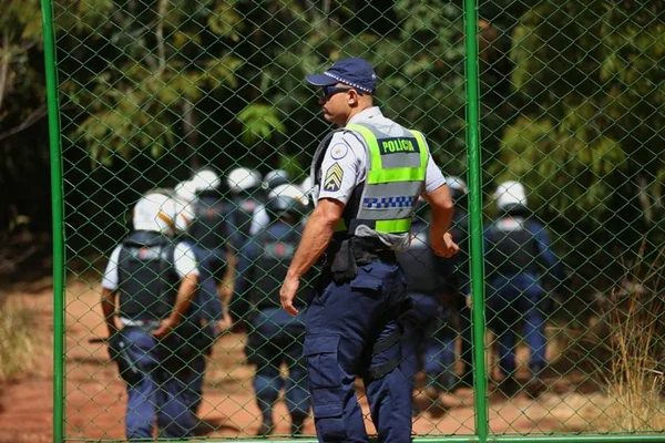 Fiscais derrubam casas do Parque das Copaíbas, no Lago Sul
