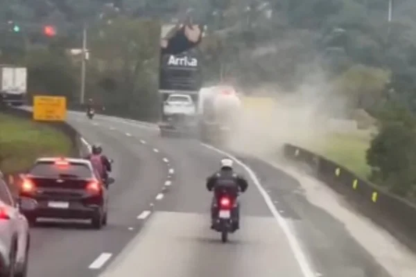 Imagem colorida do momento em que guincho fecha o caminhão-tanque - Metrópoles