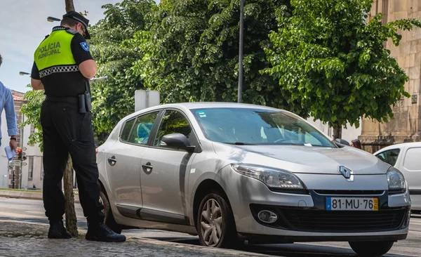 Blitz, documentos! As abordagens policiais no Brasil e em Portugal