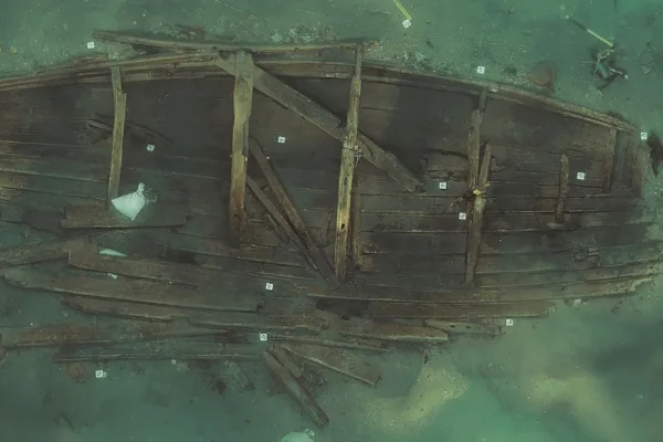 Imagem colorida mostra barco naufragado na Coreia do Sul - Metrópoles
