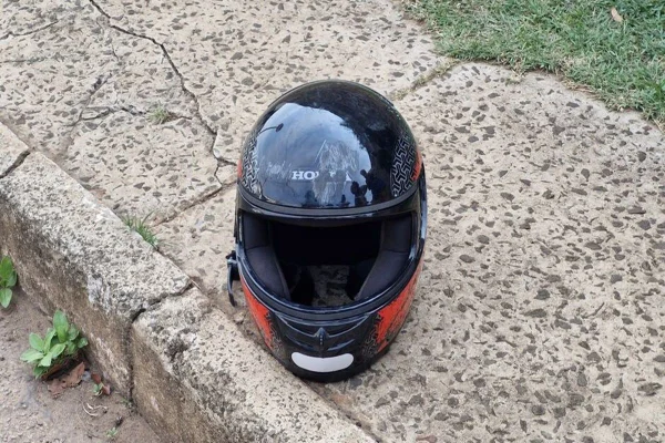 Imagem colorida, capacete no chão - Metrópoles