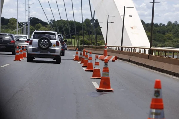 Faixa da Ponte JK é interditada após peças de borracha se soltarem