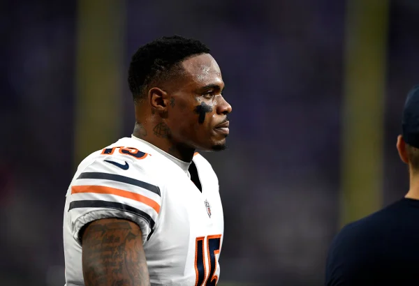 Jogador da NFL é preso por uso de auxílio de Covid-19 em cassino