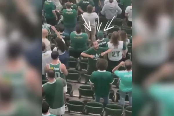 Foto colorida de torcedor palmeirense fazendo gesto racista em Palmeiras x Cerro Porteño - Metrópoles