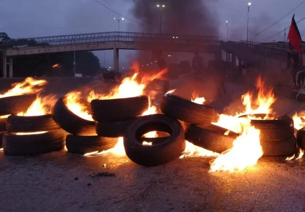 Rodovia em SP é interditada em protesto por auxílio emergencial