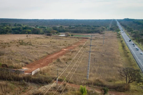 Foto colorida de invasão de area publica em santa maria - Metrópoles