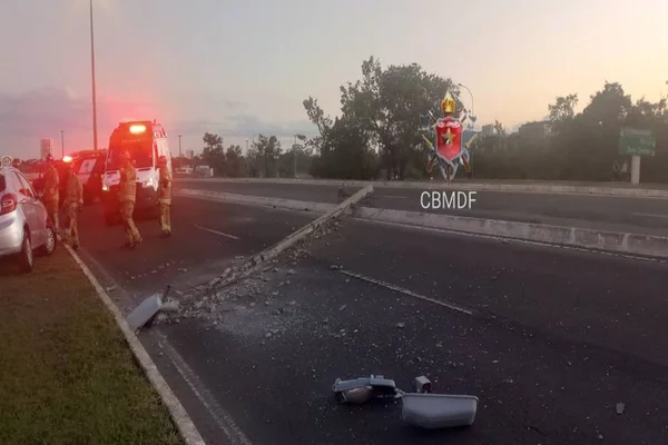 Carro derruba poste em colisão na Asa Norte, próximo à UnB. Vídeo