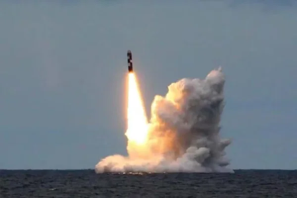 imagem colorida missil nuclear russo