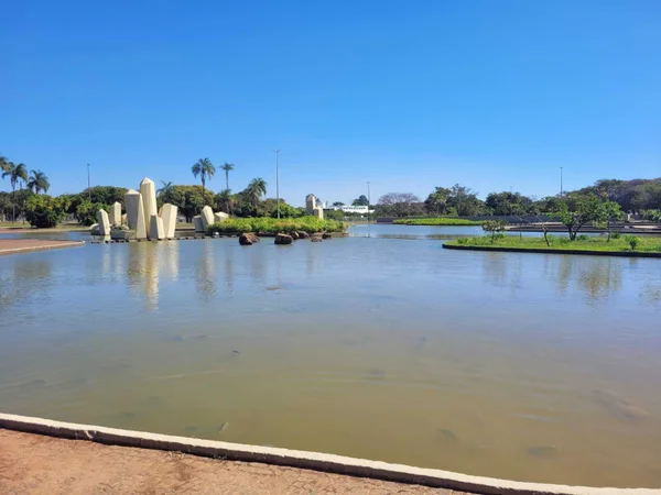 Espelho d'água da Praça dos Cristais, em Brasília