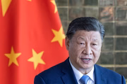 O país asiático, então, igualou sua cobrança interna em 84%, o que fez o presidente americano subir a tarifa para 125%. Somada aos 20% de antes, ela totaliza 145% a mais sobre produtos chineses importados nos EUA, o que fez a China proibir, de forma imediata, a entrada de filmes americanos em seu território