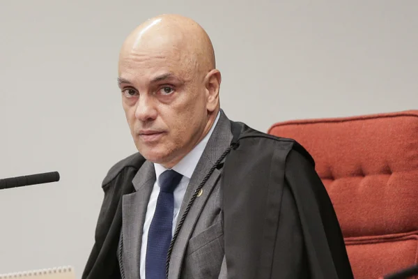 Moraes vota para condenar Eduardo Bolsonaro por coação à Justiça