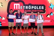 Kaio Vinicius, 4º lugar; Gustavo Lopes, 2º lugar; Carlos Henrique, 1º lugar; Tacio Moreira, 3º lugar; e Bruno Bambirra, 5º lugar, durante a premiação do Magic Commander MGF