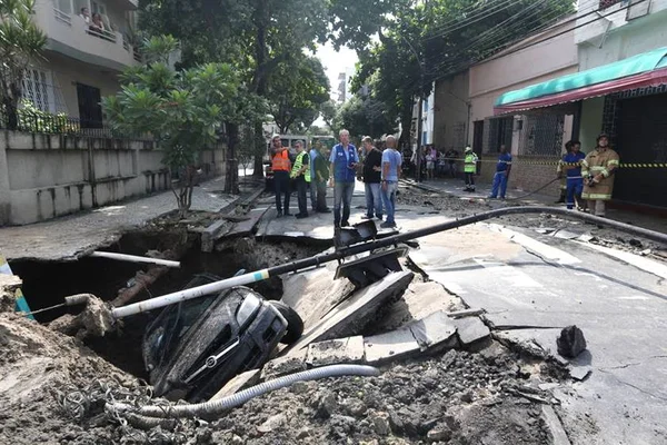 Tubulação de água se rompe no Rio, abre cratera e carro é engolido