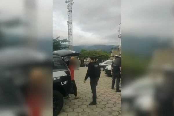 Mãe é investigada por auxiliar em homicídio, enquanto o filho é suspeito de participação em dois assassinatos no litoral norte de São Paulo - Metrópoles