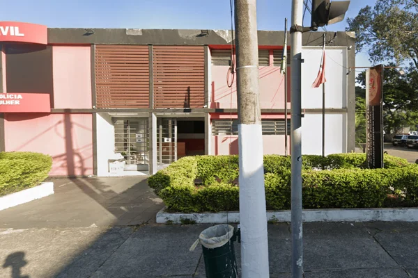 Imagem colorida de uma delegacia de polícia onde foi registrado o caso do pai agressor das filhas - Metrópoles