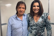 Roberto Carlos e Mara Maravilha posam sorridentes em São Paulo