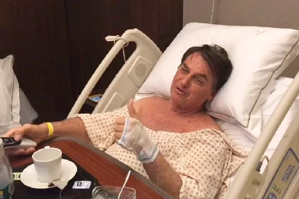 Bolsonaro recuperando-se de cirurgia em 2019