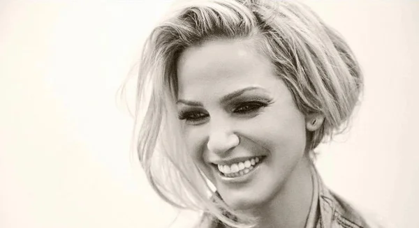 Sarah Harding, ex-integrante do Girls Aloud, morre aos 39 anos