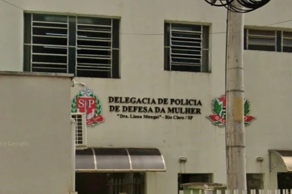 Imagem colorida da Delegacia da Defesa da Mulher de Rio Claro, no interior de São Paulo. Metrópoles