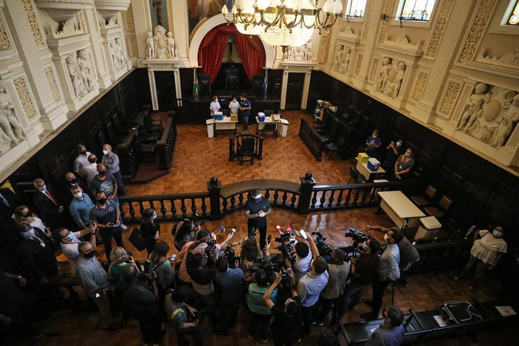 Presidente do Supremo Tribunal Federal (STF) e do Conselho Nacional de Justiça (CNJ), ministro Luiz Fux, 67 anos toma primeira dose da vacina contra a Covid-19 nesta sexta feira santa no Museu da Justiça, Centro do Rio. Foto: Aline Massuca/ Metrópoles Presidente do Supremo Tribunal Federal (STF) e do Conselho Nacional de Justiça (CNJ), ministro Luiz Fux, 67 anos toma primeira dose da vacina contra a Covid-19 nesta sexta feira santa no Museu da Justiça, Centro do Rio. Foto: Aline Massuca/ Metrópoles