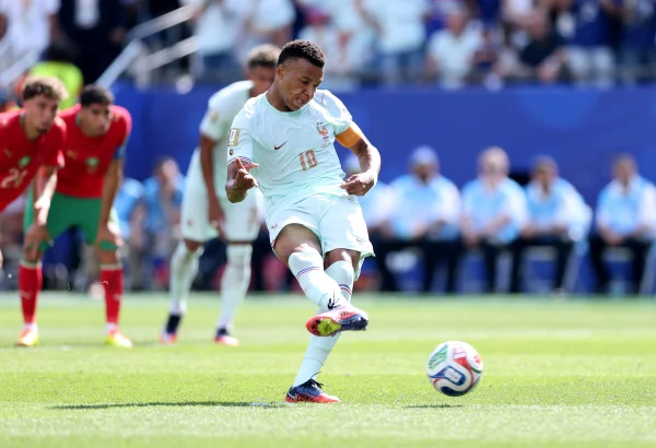 Kylian Mbappé erra pênalti diante de Marrocos na Copa do Mundo