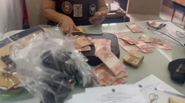 Vídeo: PF encontra dinheiro em casa de policial envolvido com CV