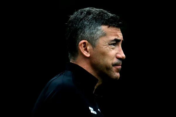 Imagem de Bruno Lage de perfil com fundo escuro - Metrópoles