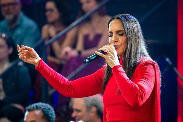 Imagem colorida de Ivete Sangalo cantando no Altas Horas - Metrópoles