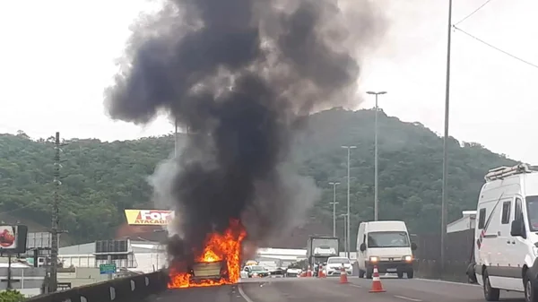 Caminhão pega fogo e exala fumaça preta em acostamento de rodovia em Santa Catarina - Metrópoles