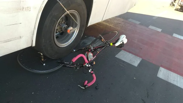Após morte de militar, outro ciclista é atropelado por ônibus no DF