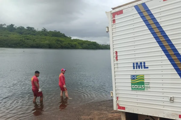 Imagem colorida mostra bombeiros atendendo a ocorrência em que dois homens se afogaram em rio de Itumbiara - Metrópoles