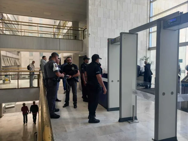 Alesp reforça segurança em dia de votação do reajuste salarial de policiais