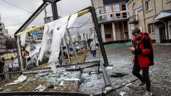 Estrutura danificada no centro da cidade de Kiev-Metrópoles