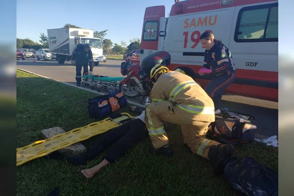 Motociclista fica ferido em acidente no Eixo Monumental