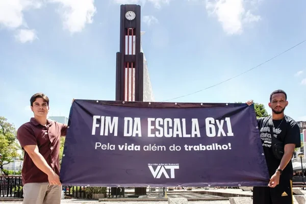 Imagem colorida, duas pessoas segurando um cartaz sobre o fim da escala 6x1 - Metrópoles