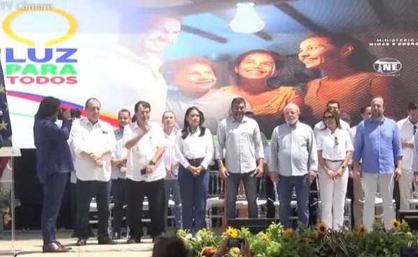 imagem colorida de Lula e Janja sobre palco - Metrópoles