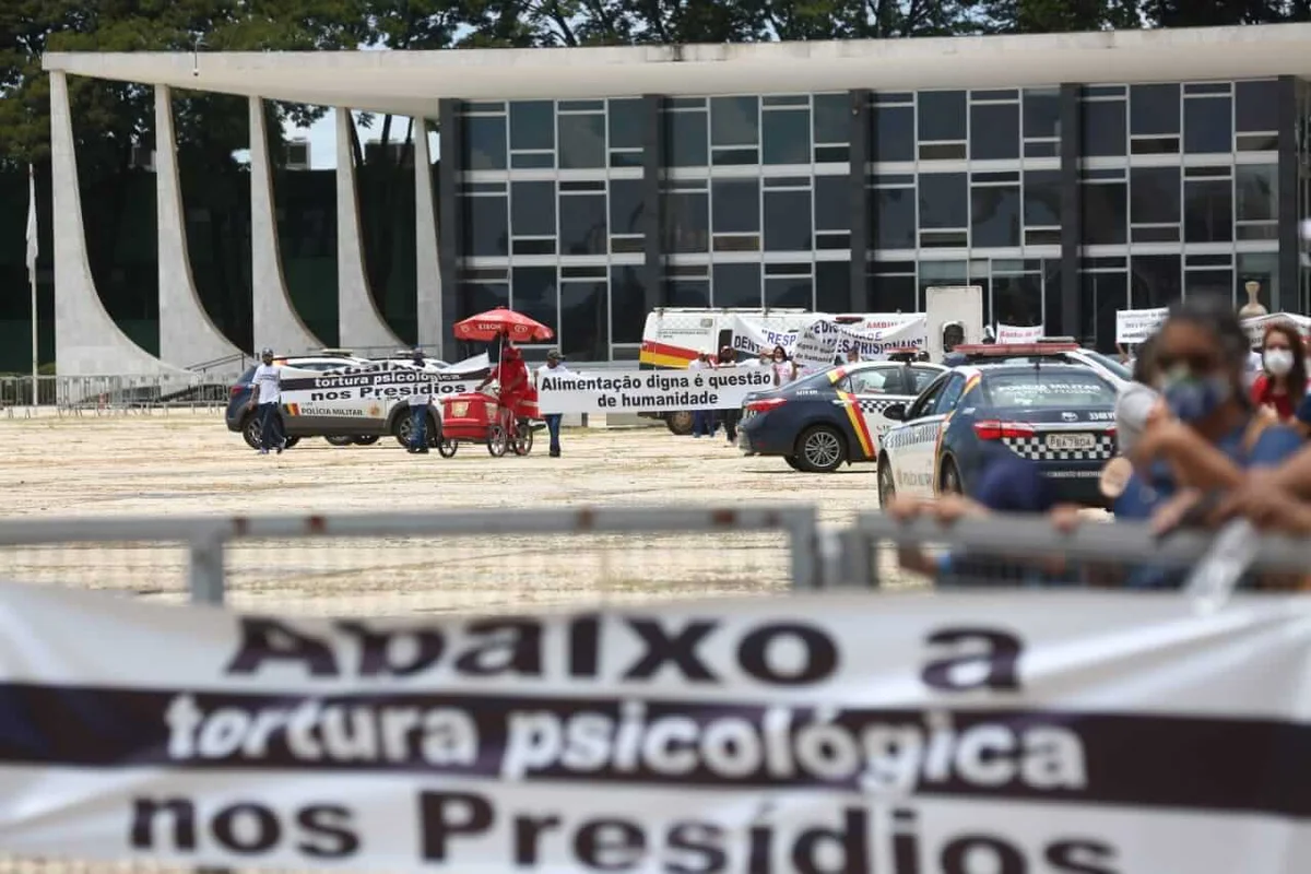 Familiares de presos protestam por condições humanitárias no sistema prisional Familiares de presos protestam por condições humanitárias no sistema prisional