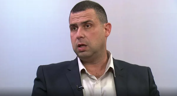Carro de candidato do DC ao governo de SP é alvo de disparos
