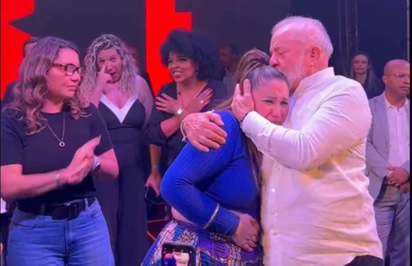 Imagem colorda de Janja, Maria Rita e Lula em evento de metalúrgicos no ABC