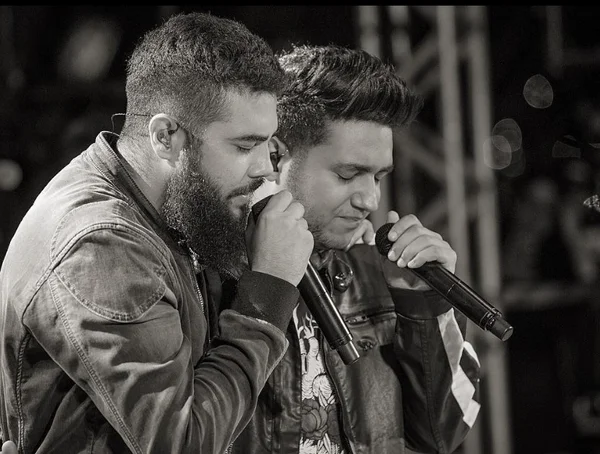 Henrique e Juliano pagarão pensão à família de funcionário morto