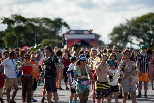 De Bora Coisar a Pacotão: veja blocos no último dia de Carnaval no DF