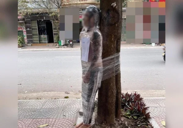 Homem é amarrado em árvore com plástico filme após não pagar por tatuagem
