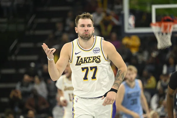 Luka Doncic volta às quadras e mantém sequência na NBA