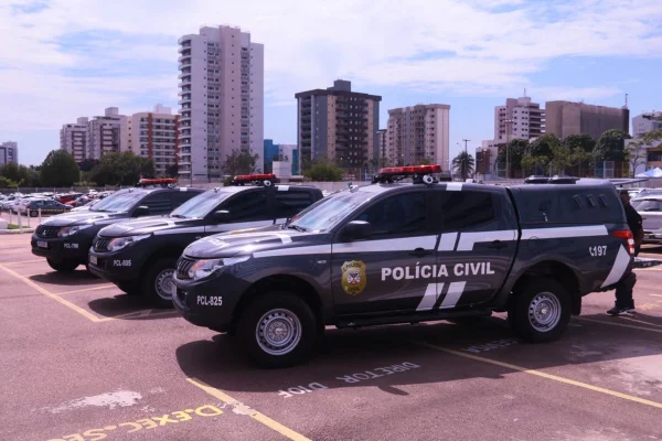 Imagem colorida, viaturas da Polícia Civil - Metrópoles