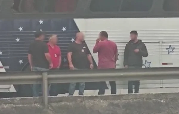 Vídeo: policial aparece com suposta propina de sacoleiros do Paraguai
