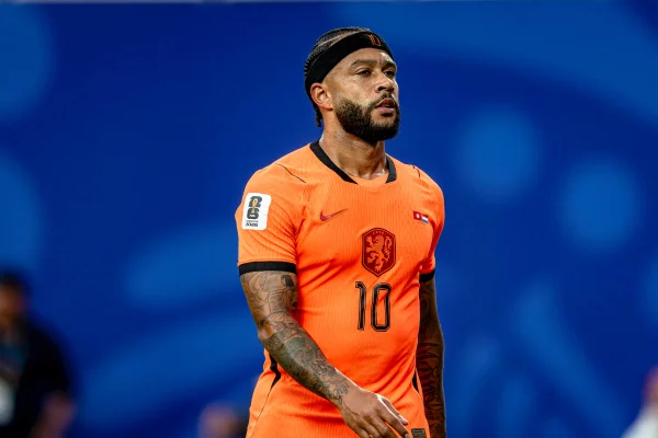 Foto colorida de Memphis Depay - Metrópoles