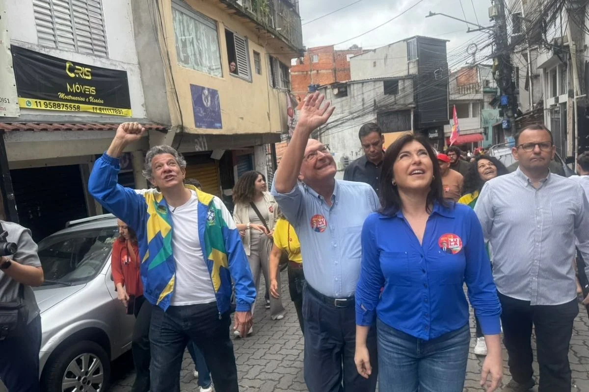 Alckmin, Haddad e Tebet participam de caminhada pró-Lula em Heliópolis - imagem 2 Alckmin, Haddad e Tebet participam de caminhada pró-Lula em Heliópolis - imagem 2