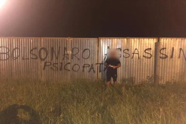 UFSC nega vínculo com professor que fez pichação contra Bolsonaro